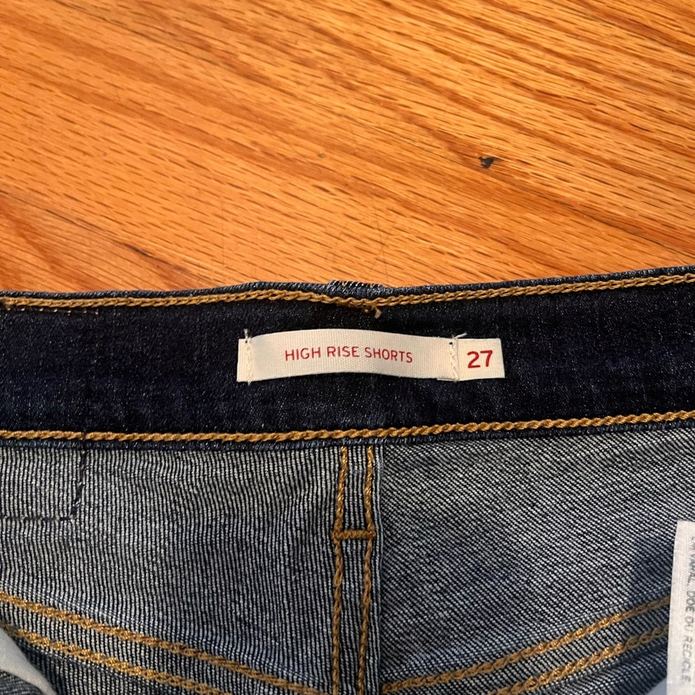 Levi’s High Rise Shorts - Picture 5 of 6